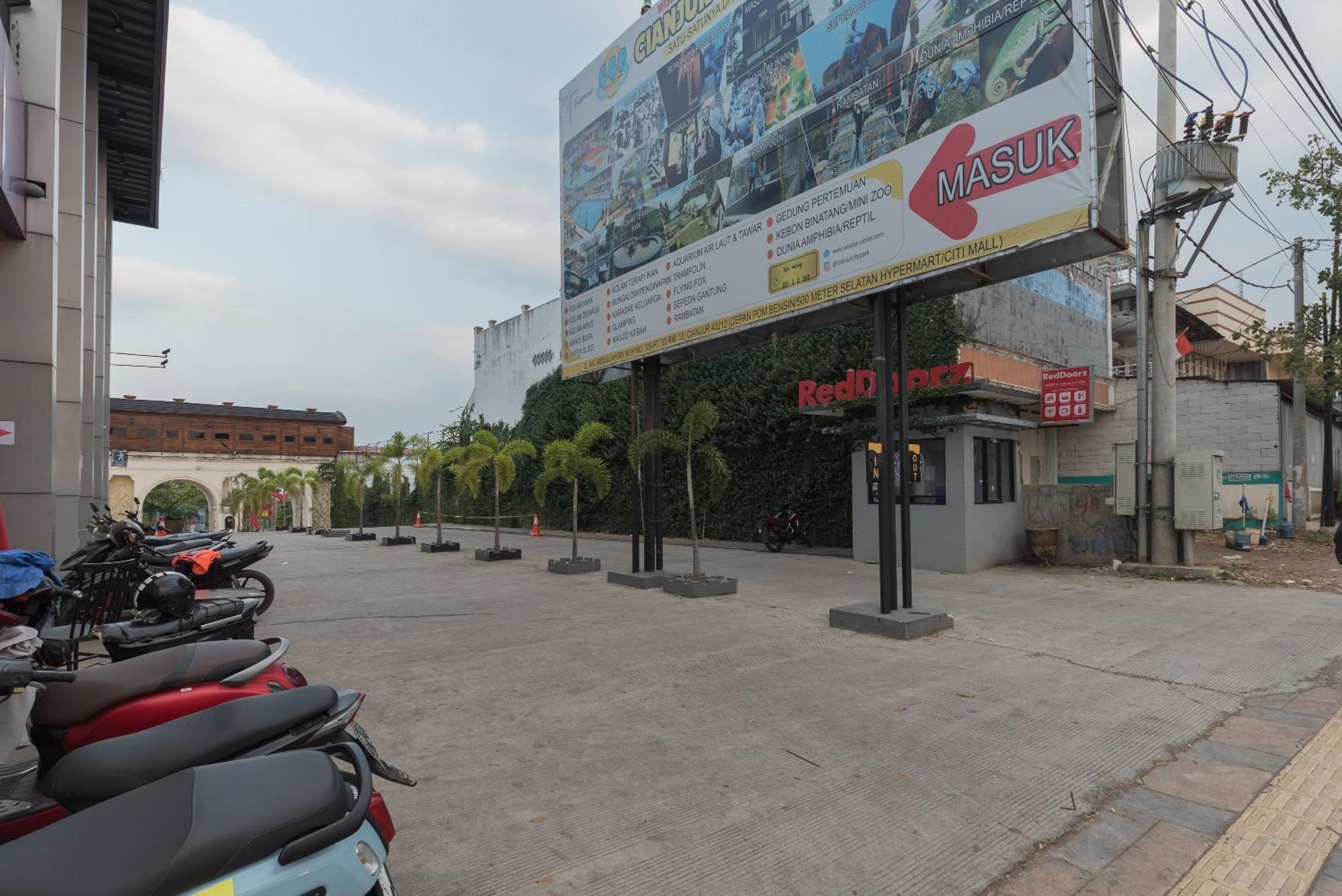 Urbanview Hotel Cianjur City Park By Reddoorz Eksteriør billede
